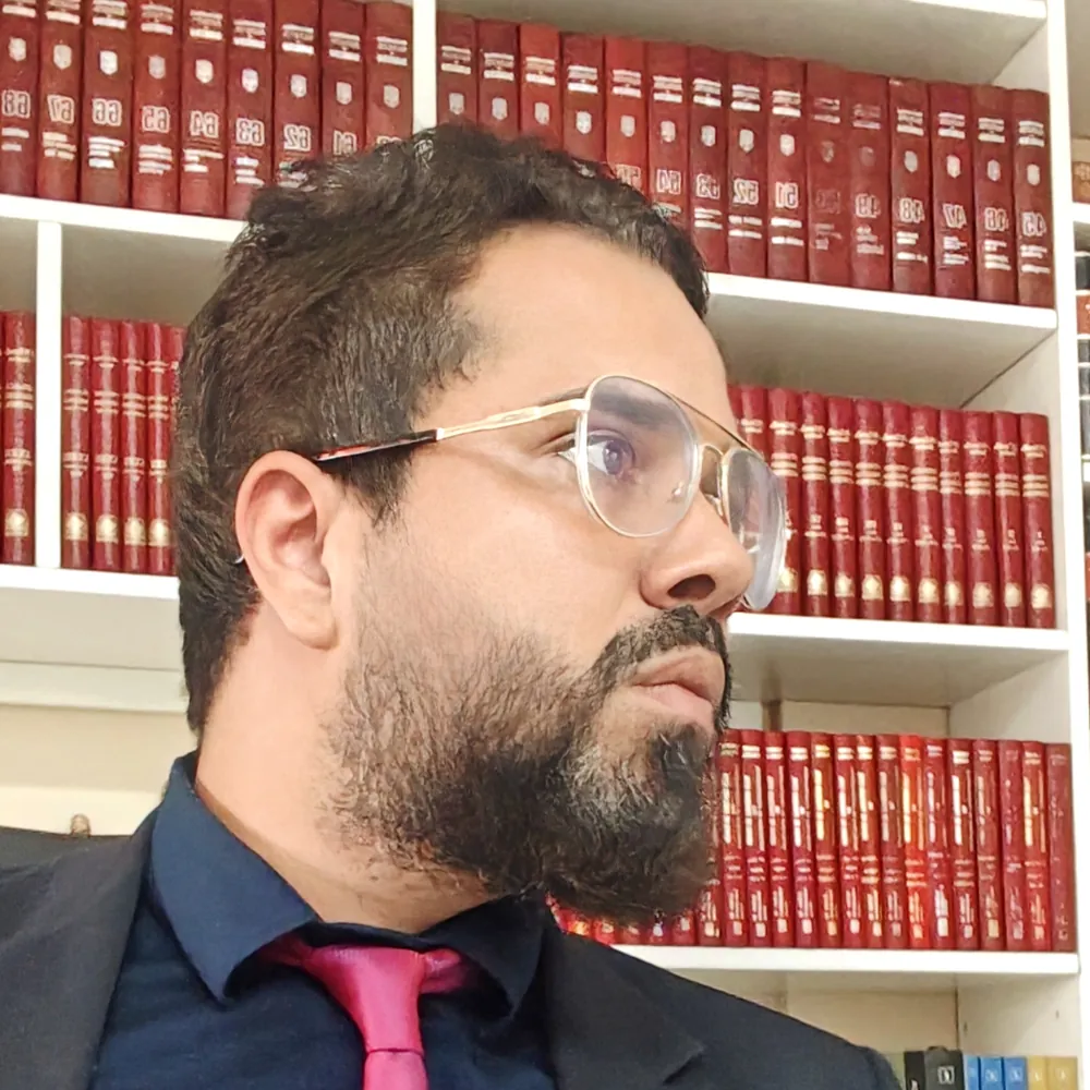 Lucas Brito Ladeia, advogado, de óculos
