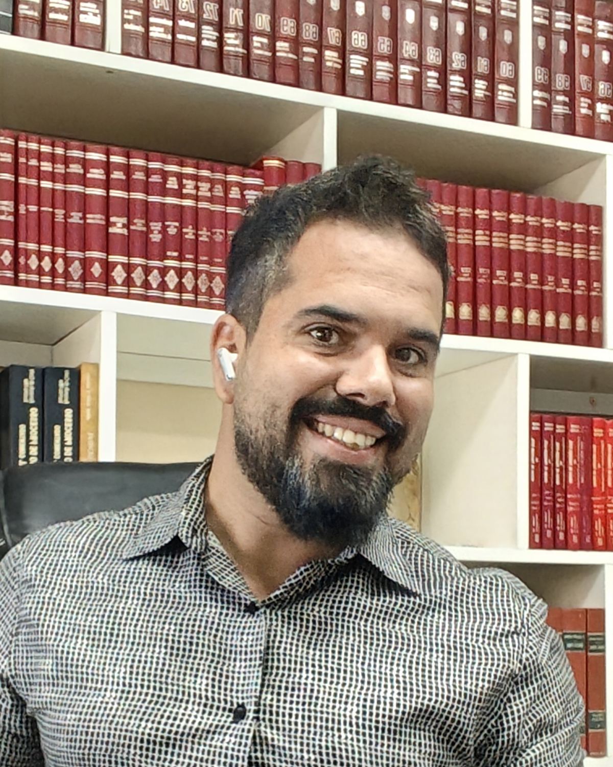 Lucas Ladeia, advogado OAB/MA 16.091, sorrindo, em frente a uma estante de livros jurídicos